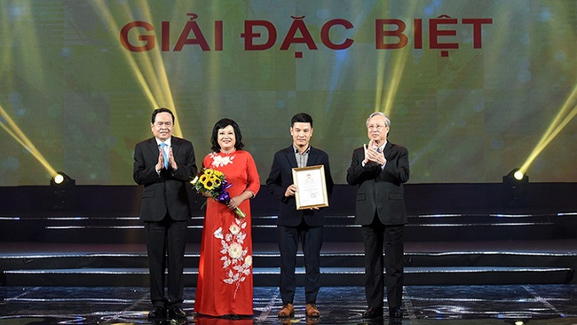 Winners of the grand prize honoured at the ceremony (Photo: NDO/Tran Hai)
