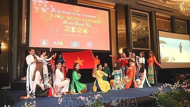 An arts performance at the get-together held for overseas Vietnamese in Singapore. (Photo: VNA)