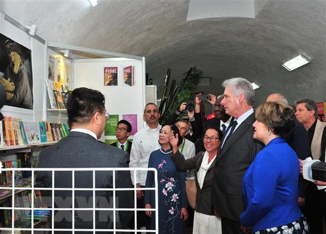 President of Cuba Miguel Díaz-Canel Bermúdez visits Vietnam's pavilion at the 29th Havana international book fair on February 6.