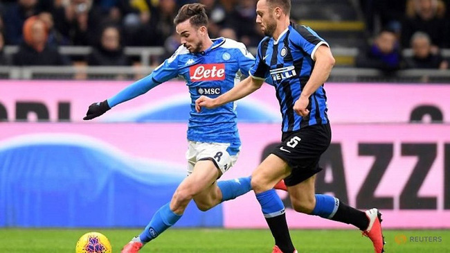 Soccer Football - Coppa Italia - Inter Milan v Napoli - San Siro, Milan, Italy - February 12, 2019 Inter Milan's Stefan de Vrij in action with Napoli's Fabian Ruiz. (Reuters)