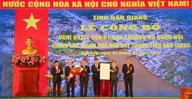 At the ceremony to announce the establishment of Nga Bay city. (Photo: CAO PHONG/SGGPO)