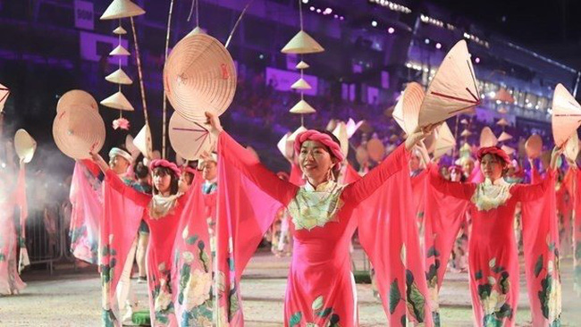 Vietnamese artists perform at the 48th Chingay Parade.(Photo: VNA)