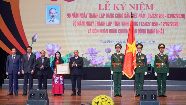 PM Nguyen Xuan Phuc presents the Labour Order (first class) to the authorities and people of Vinh Phuc province. (Photo: VGP)