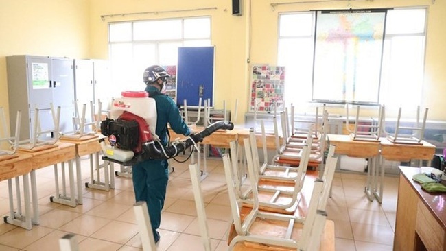 A worker sprays disinfectant at a classroom of the Viet Duc High School in Hanoi's Hoan Kiem district on February 2 (Photo: VNA)