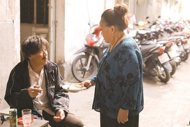 Actor Tran Thanh and People’s Artist Ngoc Giau in Bo Gia (Old Dad), the most-viewed web drama in Vietnam. (Photo taken from video)