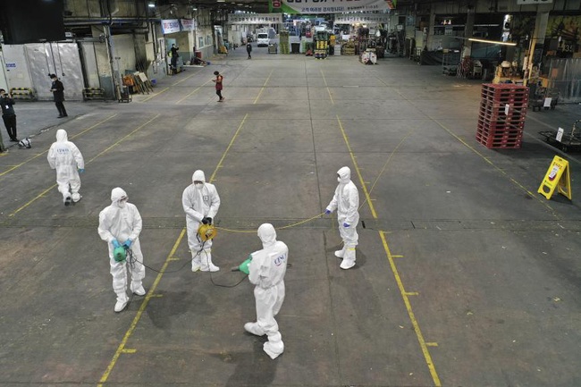 Workers wearing protective gears spray disinfectant as a precaution against the new coronavirus at Agricultural and Wholesale Products Center in Daegu, South Korea, Thursday. (Photo: Yonhap via AP)