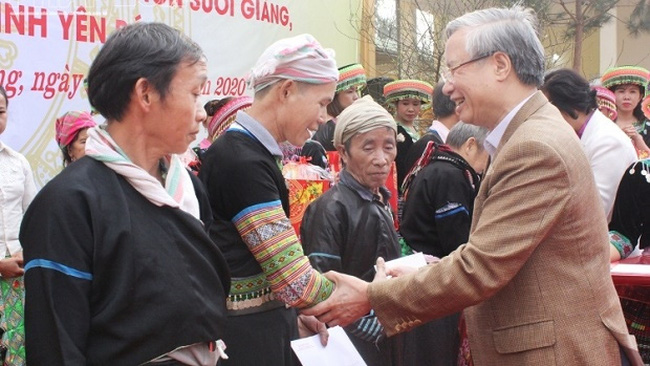 Politburo member Tran Quoc Vuong presents Tet gifts to needy people in Van Chan district, Yen Bai province (Photo: VNA)
