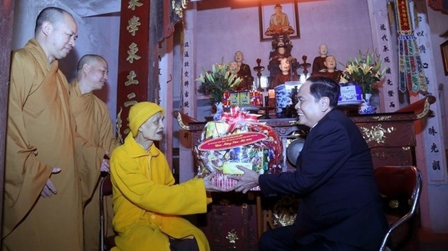 President of the Vietnam Fatherland Front Central Committee Tran Thanh Man (R) presents Tet gift to Supreme Patriarch of the Vietnam Buddhist Sangha, Most Venerable Thich Pho Tue, in Hanoi, January 14, 2020. (Photo: CPV)