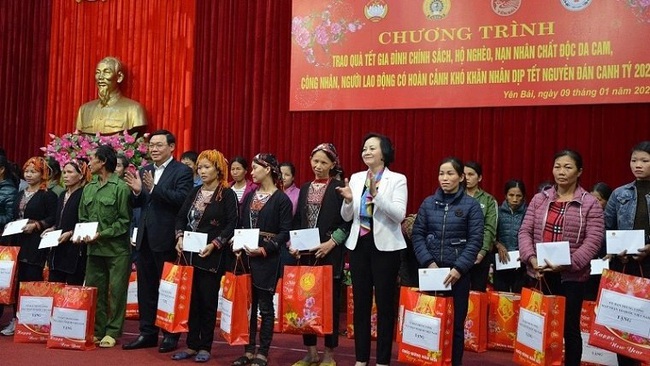 Deputy PM Vuong Dinh Hue presents Tet gifts to poor households in Yen Bai province.