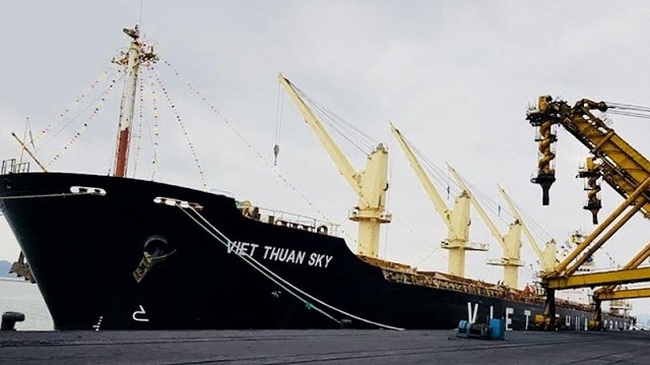 Viet Thuan Sky ship loading goods at Cam Pha Port, Quang Ninh Province on the first day of the Lunar New Year 2020 on January 25, 2020. (Photo: NDO/Quang Tho)