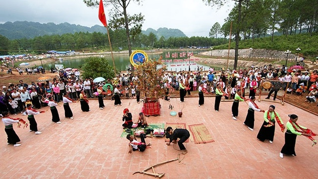 People garther for the ‘Thief and steal of fortune’ custom in Lai Chau