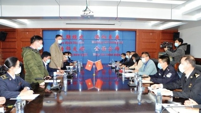 The two governments of Mong Cai, Quang Ninh (Vietnam) and Dongxing, Guangxi (China) held talks on January 30, 2020 to strengthen coordination to prevent and fight the acute pneumonia caused by nCoV. (Photo: NDO)