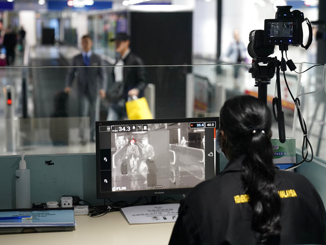 Health officials watch thermographic monitors at a quarantine inspection station at the Kuala Lumpur International Airport in Sepang, Malaysia, Tuesday, Jan. 21, 2020. (Photo: AP)