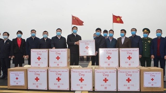 Quang Ninh's leaders present aid donations to China’s Guangxi Zhuang Autonomous Region in responding to COVID-19.