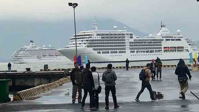 Crystal Symphony and Silver Spirit at Chan May Seaport. (Photo: NDO)