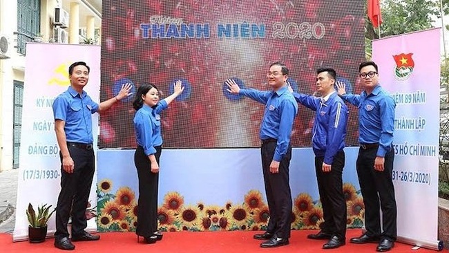 Officials from the Hanoi Youth Union and Youth Federation press the button to launch the 2020 Youth Month in Hanoi, February 29, 2020. (Photo: NDO/Ngoc Vy)