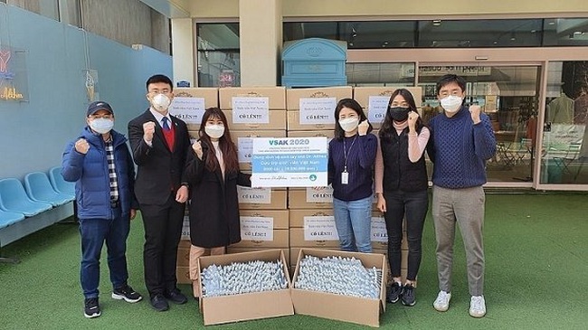 Hand sanitisers presented to Vietnamese students in RoK (Photo: VNA)