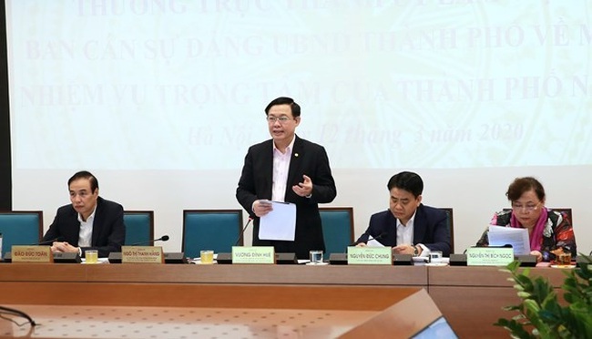 Secretary of Hanoi Party Committee Vuong Dinh Hue (standing) speaks at the meeting (Photo: VNA)