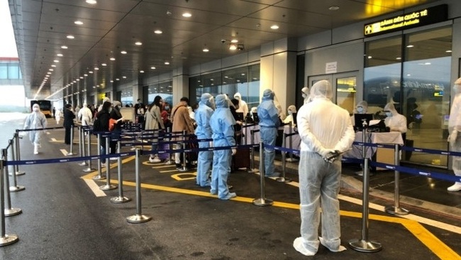 Passengers returning from Europe undergoing medical examination at Van Don Airport, Quang Ninh Province on March 16, 2020. (Photo: NDO/Quang Tho)