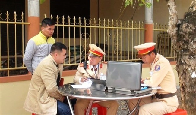 Police impose fines on drivers in Quang Binh province (Photo: VNA)