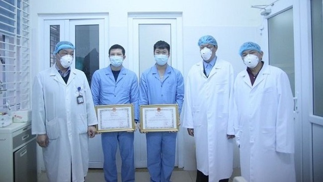 Officials from the Ministry of Health awarded Certificates of Merit to doctors who accompanied a delegation of 30 Vietnamese citizens returning home from Wuhan, China.