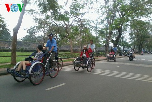 Cyclo tours to visit Hue's garden houses