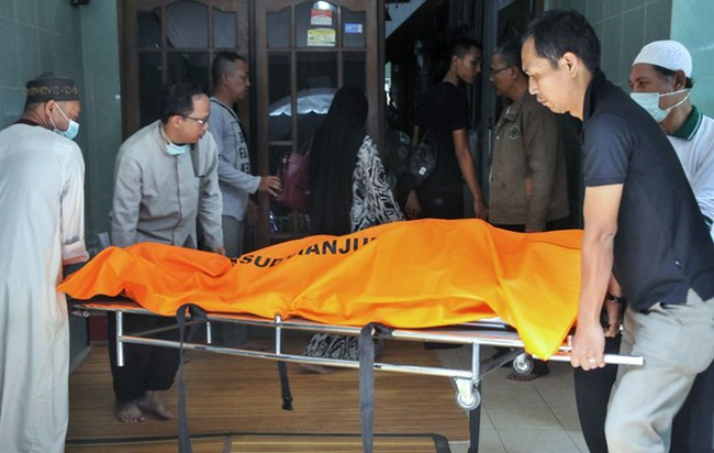 Family members carry a deceased COVID-19 patient in Bekasi, West Java, on March 3. (Photo: Antara News)
