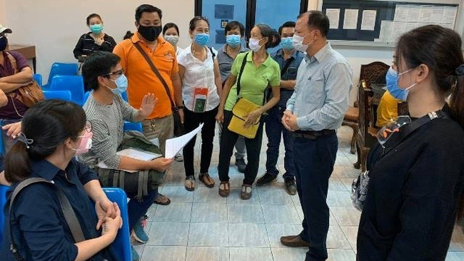 Vietnam Embassy staff in Thailand provides information on citizen protection to overseas Vietnamese in Bangkok. (Photo: NDO)