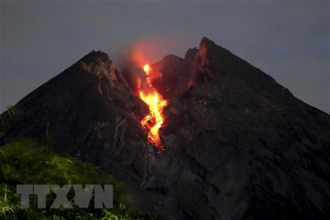 Mount Merapi, the most active volcano in Indonesia, erupts on March 27. (Source: Xinhua/VNA)