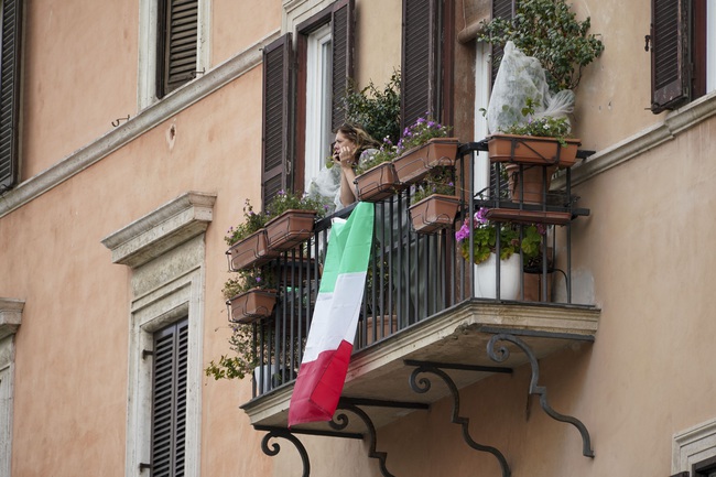 Cờ Italy treo tưởng niệm COVID-19 là sự kết hợp tuyệt vời giữa tinh thần đoàn kết và ân cần. Hình ảnh cờ Italy treo trên các di tích lịch sử và địa điểm công cộng sẽ giúp chúng ta nhớ về những người đã mất trong đại dịch. Điều này làm cho cờ Italy treo tưởng niệm COVID-19 trở thành một hình ảnh đầy ý nghĩa.
