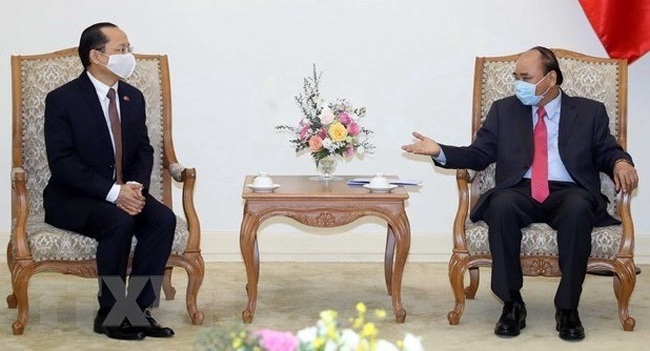 Prime Minister Nguyen Xuan Phuc (R) and Cambodian Ambassador Chay Navuth (Photo: VNA)