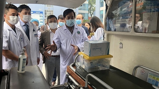 A delegation from the Ministry of Health inspect an ambulance run by the Rapid Response Team No. 1 at Thai Nguyen Provincial Hospital.