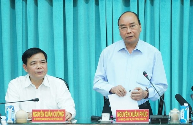 PM Nguyen Xuan Phuc (R) speaks at the meeting. (Photo: VGP)