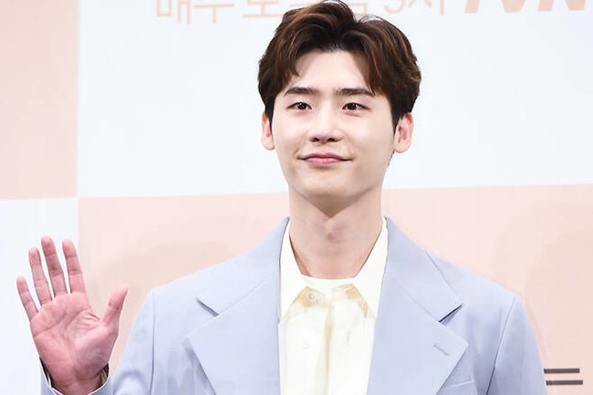 Lee Jong Suk kỷ niệm 10 năm ngày gia nhập làng giải trí 