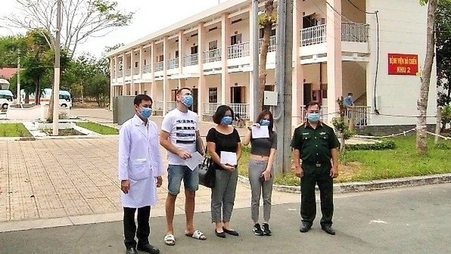 Three patients treated at the COVID-19 field hospital in Cu Chi District of Ho Chi Minh City discharged from hospital on March 30, 2020. (Photo: NDO/Manh Hao)