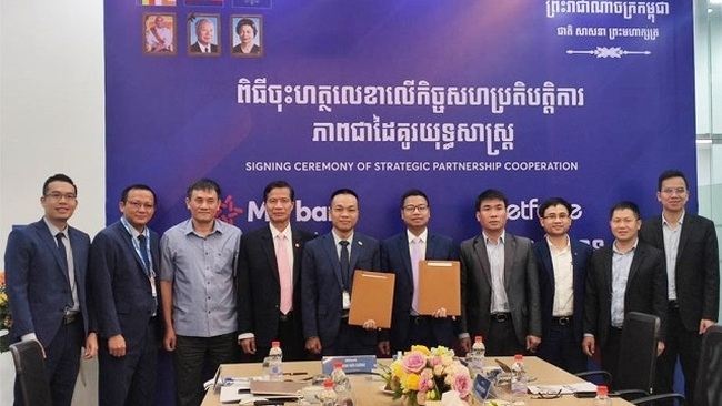 MB Cambodia and Metfone signe a Memorandum of Understanding on five-year strategic partnership cooperation. (Photo: NDO)