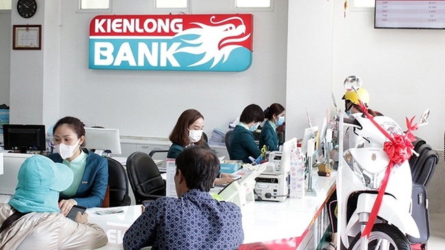 Customers at a transaction counter of Kienlongbank.