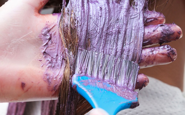 Trong thời gian đại dịch COVID-19, đừng quên bảo vệ sức khỏe bằng cách sử dụng nhuộm tóc an toàn. Sản phẩm này có thể giúp bạn tự tin thay đổi màu tóc mà không lo ngại về các chất gây hại cho sức khỏe.