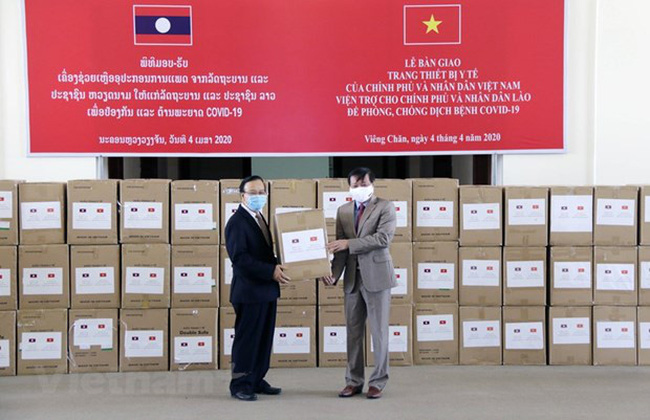 Vietnamese Ambassador to Laos Nguyen Ba Hung (R) and Lao Deputy Prime Minister Somdy Duangdy (Photo: VNA)