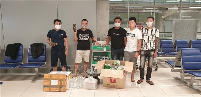 The group of Vietnamese citizens stranded at Bangkok’s Survanabhumi International Airport receive food and other necessities from the Vietnamese Embassy in Thailand. (Photo: VNA)