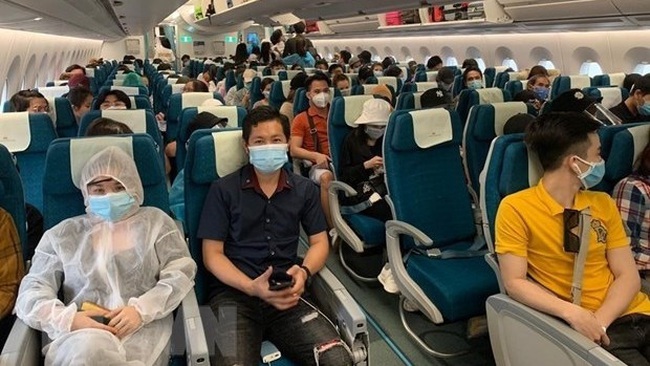 Vietnamese citizens on Vietnam Airlines' flight (Photo: VNA)