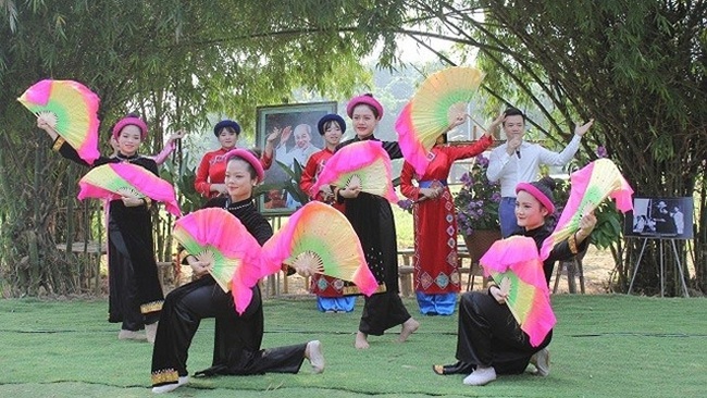 A performance praising President Ho Chi Minh by students from Viet Bac College of Arts and Culture.