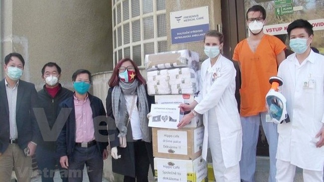 Protective health supplies, such as socks, masks and gloves are donated by Vietnamese people in the Czech Republic to Motol University Hospital in Prague. (Photo: VNA)