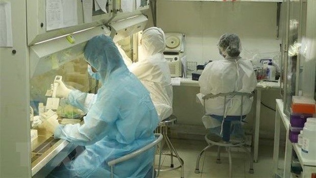Medical workers conduct SARS-CoV-2 tests. (Photo: VNA)