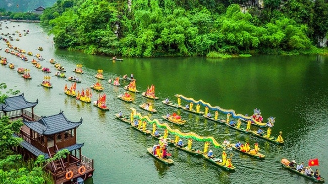 A procession in Trang An Landscape Complex in Hoa Lu district, Ninh Binh province. (Photo credit: Truong Huy)