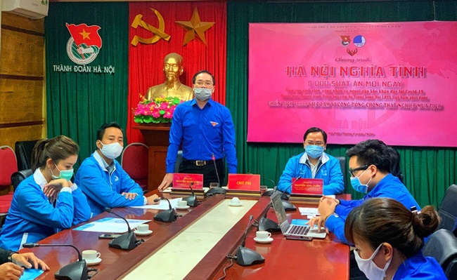 The Ho Chi Minh Communist Youth Union of Hanoi introduces the programme “Sentimental Hanoi” with 8,000 free meal sets to the disadvantaged subjects impacted by COVID-19 on April 13. (Photo: Hanoimoi)
