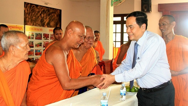 VFF President Tran Thanh Man visits Khmer Buddhist monks in Tra Vinh province in 2018. (Photo: Dai Doan Ket)