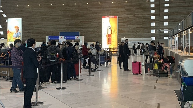 Vietnamese citizens check in at Paris-Charles de Gaulle Airport. (Photo: NDO/Dinh Tuan)