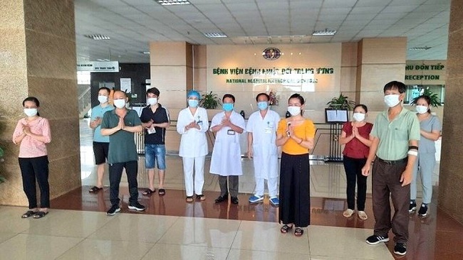 Eight COVID-19 patients announced as recovered at the National Hospital of Tropical Diseases in Hanoi on Monday afternoon, May 11, 2020.