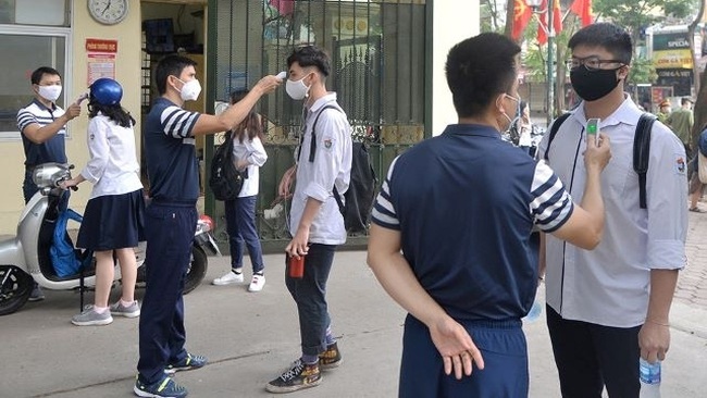 Students have their temperatures checked. (Photo: NDO)